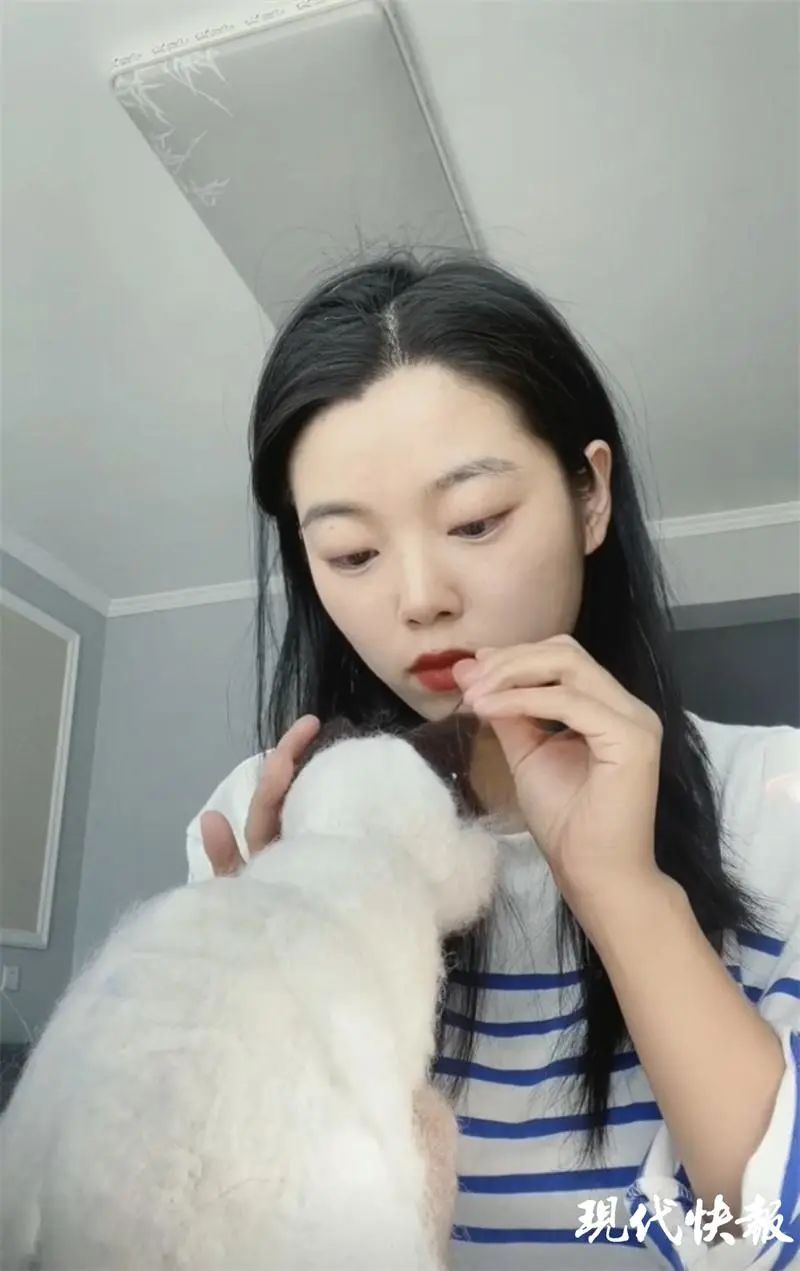 DƬ